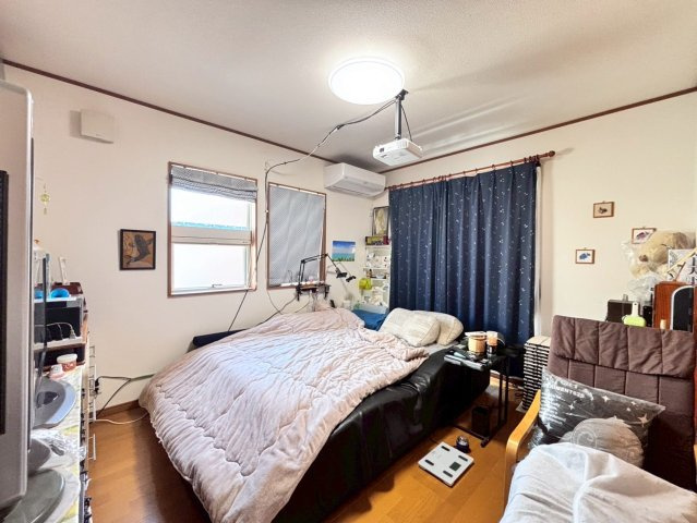 野田市五木新町　中古戸建の寝室|ちょっぴり広い主寝室は、パソコンデスクやドレッサーを置いても余裕の広さです。