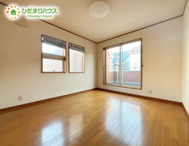 野田市五木新町　中古戸建　平成17年築の寝室|6.8帖と一番広さのあるこちらのお部屋は主寝室にオススメです♪
窓も多いため陽当たりも良く、明るい空間となっております♪