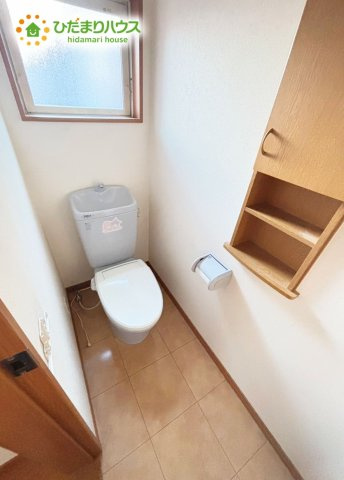 野田市五木新町　中古戸建　平成17年築のトイレ|大きな窓がついているため、トイレも明るい空間となっております。
収納もございます♪