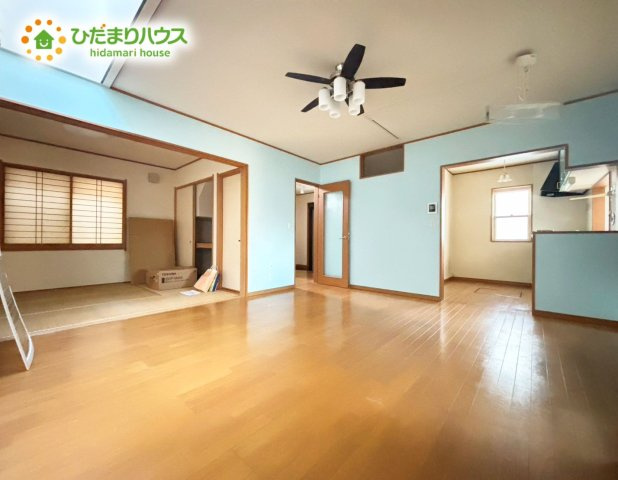 野田市五木新町　中古戸建　平成17年築の居間・リビング|約14.6帖のリビングです♪　家具などの配置がしやすいバランスの取れた形なので想像がはかどりますね♪　

