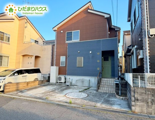 野田市五木新町　中古戸建　平成17年築の駐車場|車種により駐車3台可能です♪　軽自動車であれば停め方次第で4台入るほどの広さがございます♪