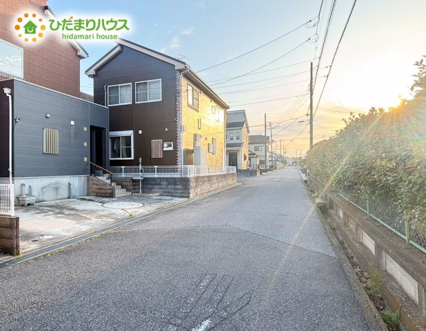 野田市五木新町　中古戸建　平成17年築の前面道路含む現地写真|前面道路は5.2Mの公道です♪　広さがありながらも車通りは少ないため焦らずゆっくり駐車可能です♪