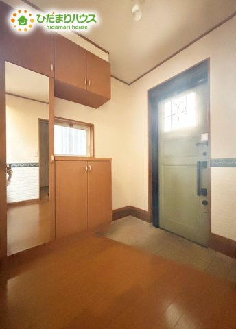 野田市五木新町　中古戸建　平成17年築の玄関|広々とした玄関はより開放感を感じられます。　小窓からは光が差し込み、心も明るくなれそうです♪　大容量のシューズボックスには姿見がついているので身だしなみチェックもバッチリ♪