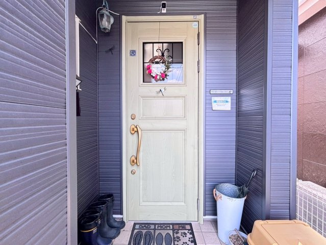 野田市五木新町　中古戸建の玄関|毎日「行ってきます」「ただいま」をいう玄関は
小窓付で、明るく光が差し込みます。