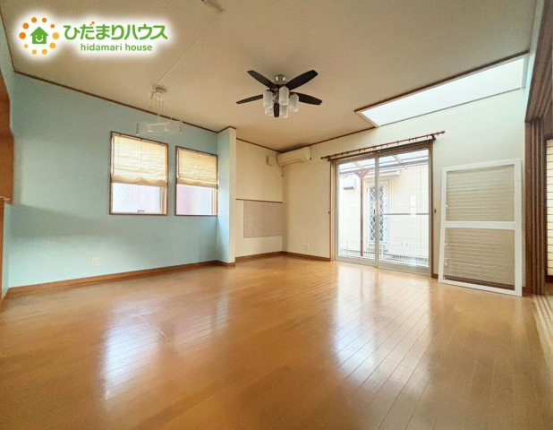 野田市五木新町　中古戸建　平成17年築の居間・リビング|窓が多く、開放的で明るいリビングです。　居心地の良い空間には自然と家族が集まる団らんの場となりそうですね♪