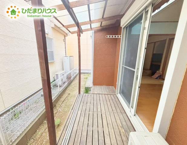 野田市五木新町　中古戸建　平成17年築のその他|リビングの窓の外には洗濯物を干せるウッドデッキがございます♪　屋根も付いているため突然の雨からも洗濯物を守れますね♪