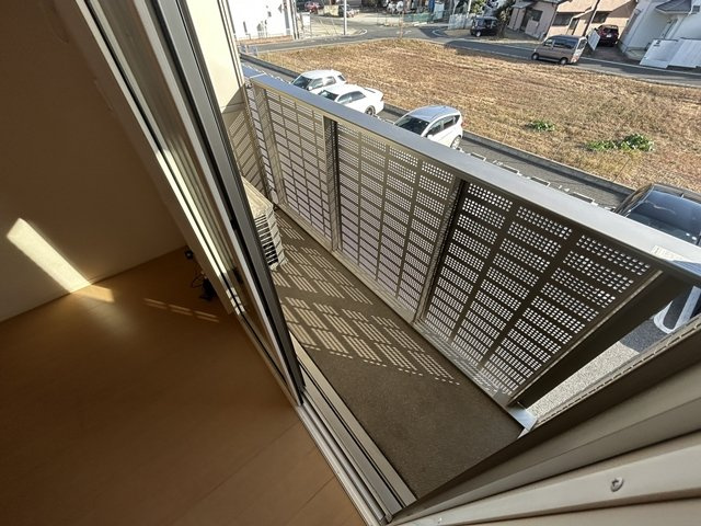 高崎市東貝沢町２丁目のアパートのバルコニー