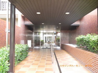 【エントランス】 | 重厚感溢れるエントランスは、マンションの優雅さを示す特徴でもあります。