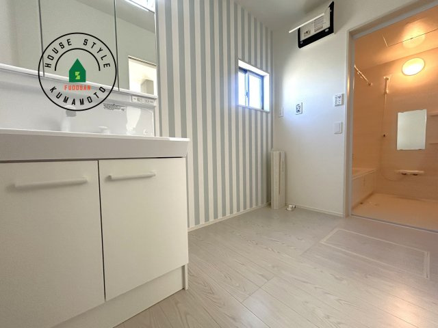 熊本市西区谷尾崎町第1-2棟（1号棟）　の内観：施工例|ゆとりの洗面スペースで朝の身支度もスムーズに。暮らしを快適に変えるシャワー付洗面台です！