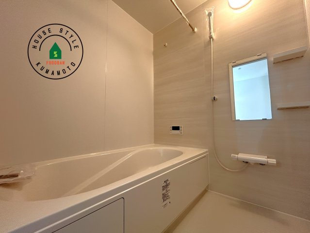 熊本市西区谷尾崎町第1-2棟（1号棟）　の内観：施工例|ウ窓もあるので換気も安心ですね。同社仕様。1日の疲れを癒してくれる広々バスルーム。雨の日のお洗濯にも大活躍な浴室乾燥機付です！