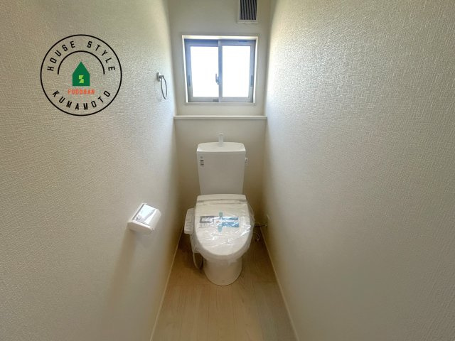 熊本市西区谷尾崎町第1-2棟（1号棟）　の内観：施工例|温水洗浄便座を完備しております。2ヶ所にトイレがあるのは朝の慌ただしい時間も安心です。