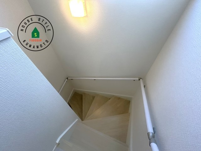 熊本市西区谷尾崎町第1-2棟（1号棟）　の内観：施工例|階段からも明るい光が入ります。採光や通風も階段の重要な役割です。