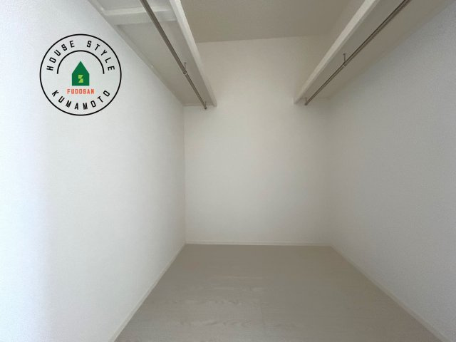 熊本市西区谷尾崎町第1-2棟（1号棟）　の内観：施工例|洋服や大きな荷物が多い方や人数の多いご家族などは、一般的なクローゼットよりもウォークインクローゼットのほうが使い勝手が良いです。