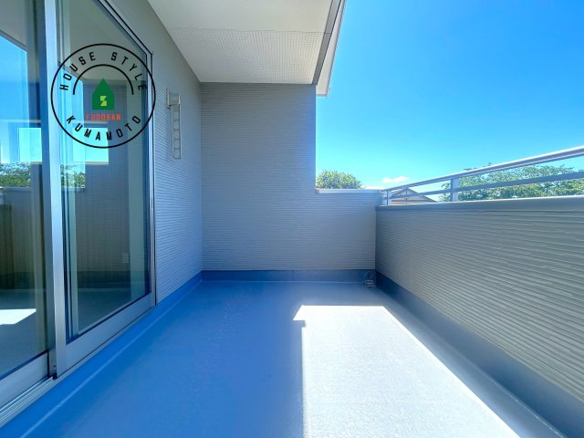 熊本市西区谷尾崎町第1-2棟（1号棟）　の外観：施工例|風をしっかりと感じられるバルコニーでは、毎日が洗濯日和です。広々としているので洗濯も楽しくなるでしょうし、気分転換にバルコニーからの眺めを楽しむのもいいでしょう。