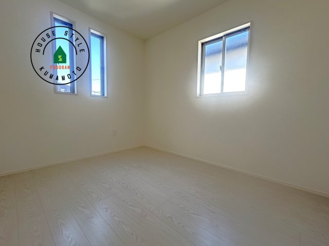 熊本市西区谷尾崎町第1-2棟（1号棟）　の内観：施工例|柔らかい陽光が差し込む明るいお部屋を演出する設計。彩光の取れる窓が気持ちの良いお部屋を創り上げます。