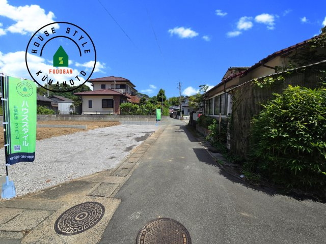 熊本市西区谷尾崎町第1-2棟（1号棟）　の前面道路含む現地写真|前面道路は閑静な住宅地をはしる車通りの少ない道路。お車の出し入れが苦手なママや小さなお子様にも安心ですね。しっかり舗装もされているので、ベビーカーや自転車で通っても快適に通行できます。