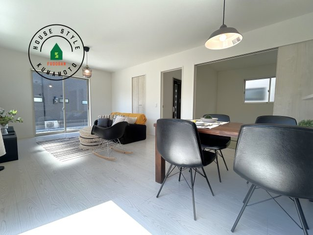 熊本市西区谷尾崎町第1-2棟（1号棟）　の内観：施工例|ご家族を近くに感じられる対面キッチンのLDK。会話もはずみそうですね。