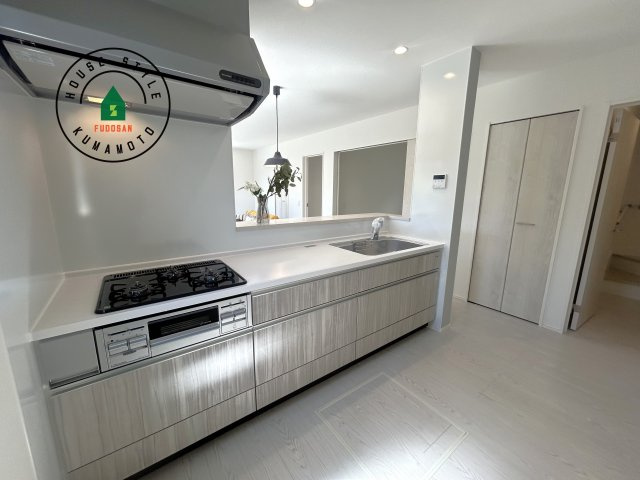 熊本市西区谷尾崎町第1-2棟（1号棟）　の内観：施工例|ご家族を近くに感じられる対面キッチンのLDK。会話もはずみそうですね。