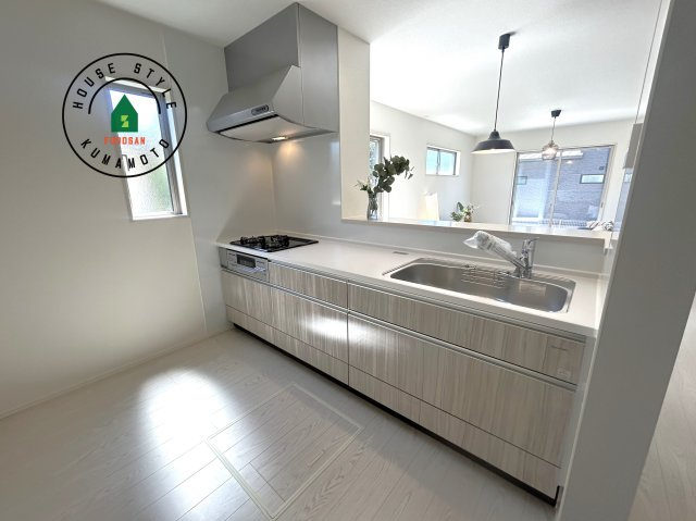 熊本市西区谷尾崎町第1-2棟（1号棟）　の内観：施工例|ダイニングテーブルへの配膳がラクラク、お料理はかどるカウンター付きシステムキッチン！