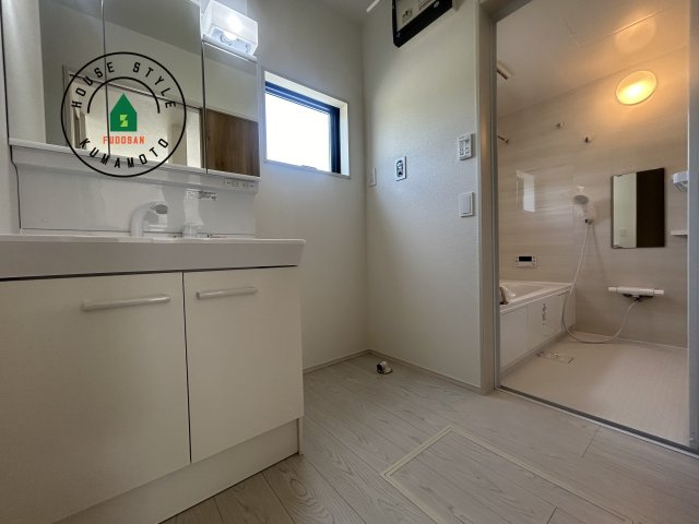 熊本市西区谷尾崎町第1-2棟（2号棟）　の内観：施工例|ゆとりの洗面スペースで朝の身支度もスムーズに。暮らしを快適に変えるシャワー付洗面台です！