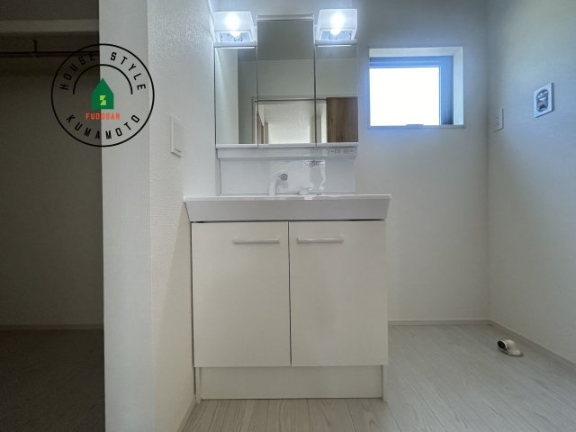 熊本市西区谷尾崎町第1-2棟（2号棟）　の内観：施工例|毎日使うものだから清潔な空間を保ちたい水回り。洗面にはそんな願いを解消させてくれる収納アイデアが満載です。三面鏡の裏側にはキャビネットが現れ小物から背の高い物まで収納できます。