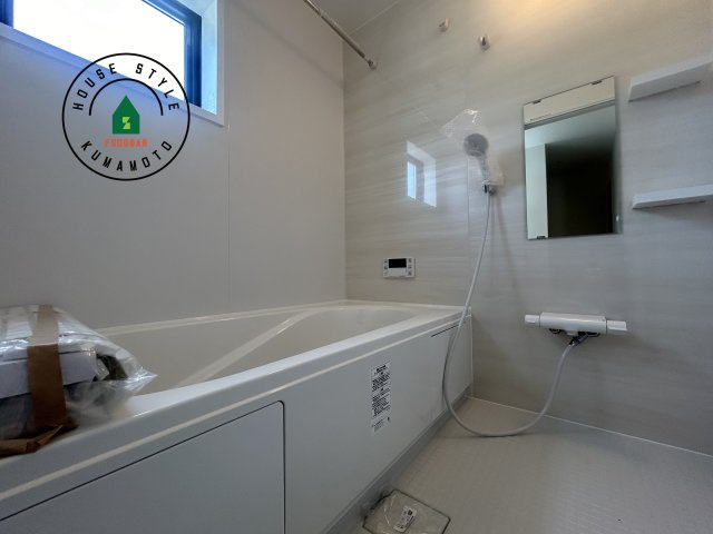 熊本市西区谷尾崎町第1-2棟（2号棟）　の内観：施工例|ウ窓もあるので換気も安心ですね。同社仕様。1日の疲れを癒してくれる広々バスルーム。雨の日のお洗濯にも大活躍な浴室乾燥機付です！