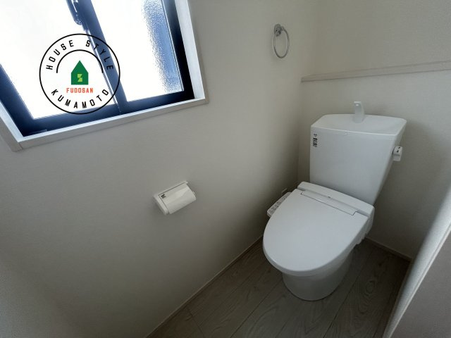 熊本市西区谷尾崎町第1-2棟（2号棟）　の内観：施工例|温水洗浄便座を完備しております。2ヶ所にトイレがあるのは朝の慌ただしい時間も安心です。