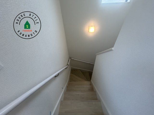 熊本市西区谷尾崎町第1-2棟（2号棟）　の内観：施工例|階段からも明るい光が入ります。採光や通風も階段の重要な役割です。