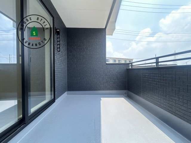 熊本市西区谷尾崎町第1-2棟（2号棟）　の外観：施工例|風をしっかりと感じられるバルコニーでは、毎日が洗濯日和です。広々としているので洗濯も楽しくなるでしょうし、気分転換にバルコニーからの眺めを楽しむのもいいでしょう。