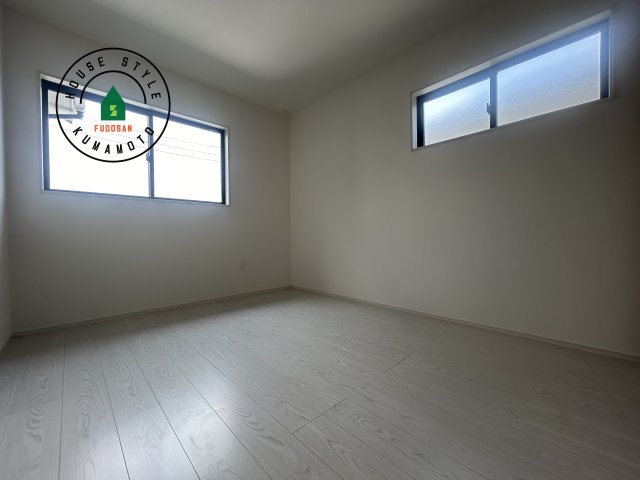 熊本市西区谷尾崎町第1-2棟（2号棟）　の内観：施工例|柔らかい陽光が差し込む明るいお部屋を演出する設計。彩光の取れる窓が気持ちの良いお部屋を創り上げます。