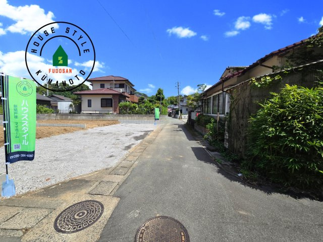 熊本市西区谷尾崎町第1-2棟（2号棟）　の前面道路含む現地写真|前面道路は閑静な住宅地をはしる車通りの少ない道路。お車の出し入れが苦手なママや小さなお子様にも安心ですね。しっかり舗装もされているので、ベビーカーや自転車で通っても快適に通行できます。