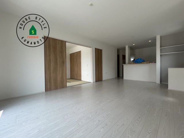 熊本市西区谷尾崎町第1-2棟（2号棟）　の内観：施工例|ご家族を近くに感じられる対面キッチンのLDK。会話もはずみそうですね。