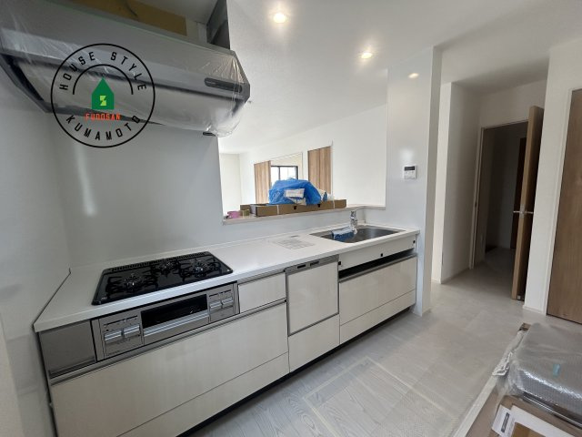 熊本市西区谷尾崎町第1-2棟（2号棟）　の内観：施工例|ご家族を近くに感じられる対面キッチンのLDK。会話もはずみそうですね。