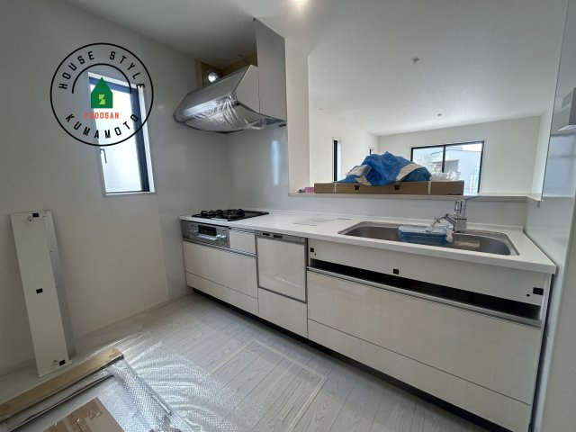 熊本市西区谷尾崎町第1-2棟（2号棟）　の内観：施工例|ダイニングテーブルへの配膳がラクラク、お料理はかどるカウンター付きシステムキッチン！