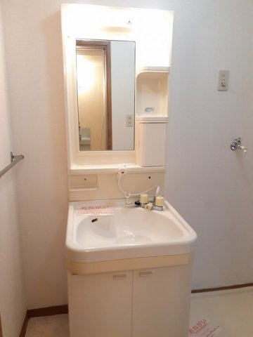 グリーンヒル山下　Ａの洗面所|明るい洗面所です★