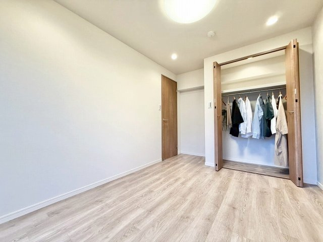 ★仲介手数料無料★パレス三條（目黒区アドレス。4路線利用可能な「目黒」駅から徒歩5分の好立地に建つヴィンテージマンションです）の洋室
