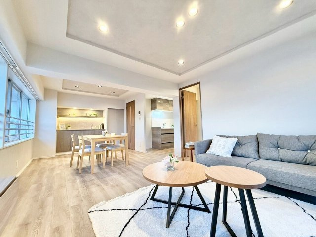 ★仲介手数料無料★パレス三條（目黒区アドレス。4路線利用可能な「目黒」駅から徒歩5分の好立地に建つヴィンテージマンションです）の居間・リビング