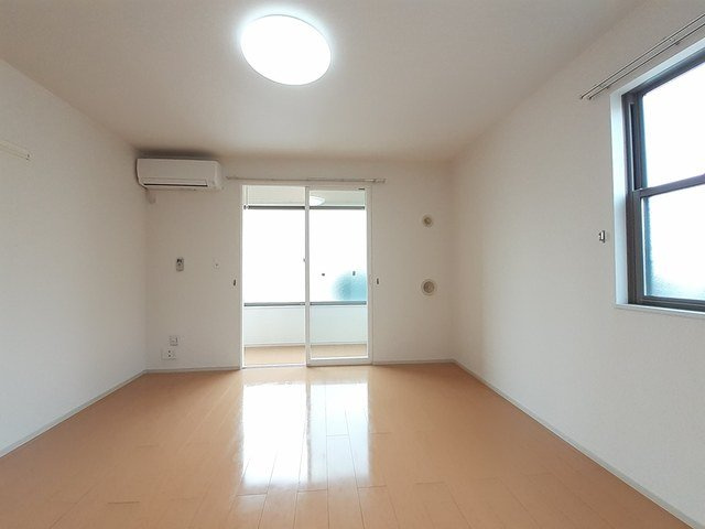 リアン町村の内装|明るい室内です