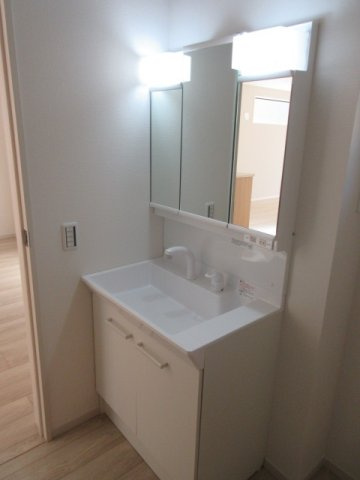 【仲介手数料無料】新築戸建　熊谷市別府2-66（全1棟）の独立洗面台