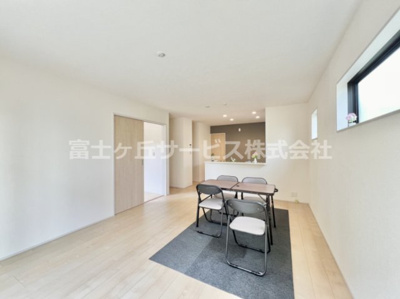 【居間・リビング】 | 富士宮市宮原 新築一戸建て 2号棟 | 16.5帖のリビングダイニングです