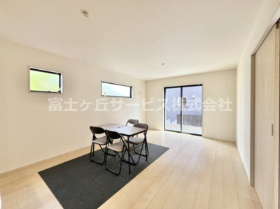 【居間・リビング】 | 富士宮市宮原 新築一戸建て 2号棟 | 居間です