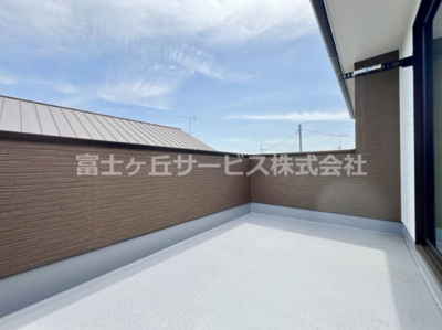 【バルコニー】 | 富士宮市宮原 新築一戸建て 2号棟 | 開放的で明るい空間を演出してくれるバルコニーです