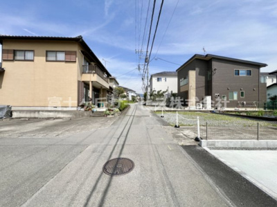 【前面道路含む現地写真】 | 富士宮市宮原 新築一戸建て 2号棟 | 前面道路含む現地写真です