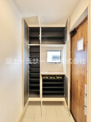 【収納】 | 富士宮市宮原 新築一戸建て 2号棟 | 収納です玄関にあるシューズクロークです