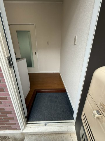 ニュー作新ハイツの玄関|明るい玄関です