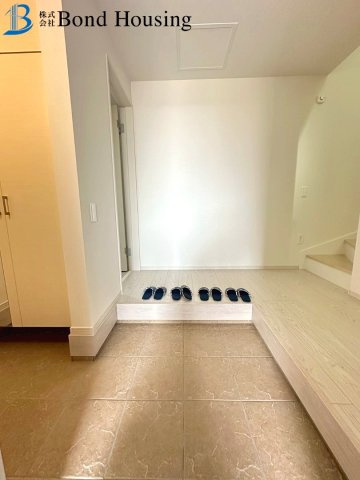 JR西明石駅徒歩5分・小中学校徒歩15分圏内の好立地　西明石西町の玄関