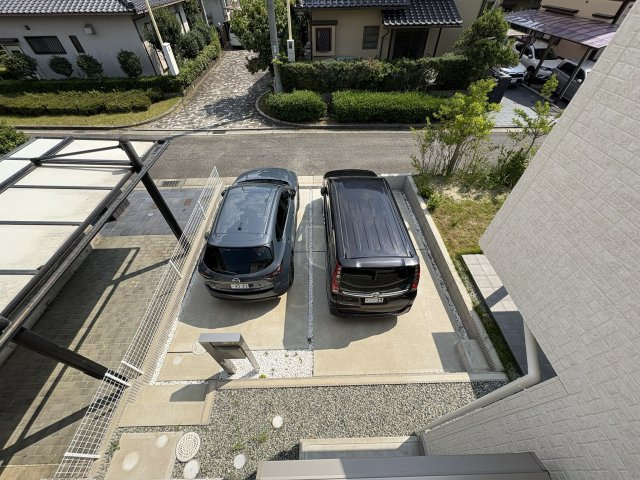 三田市弥生が丘2丁目4100万円の駐車場|3ナンバー車がゆったり2台駐車できます！