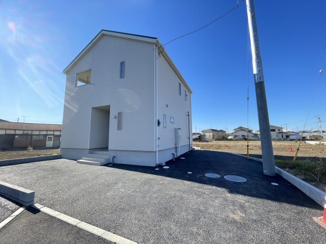 藤岡市岡之郷第２（全３棟）３号棟の外観|ナチュラルで飽きの来ないデザインは流行に左右されない家の形です。外構も綺麗に仕上がっています(^▽^)/
