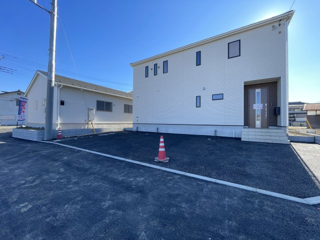 藤岡市岡之郷第２（全３棟）1号棟の前面道路含む現地写真