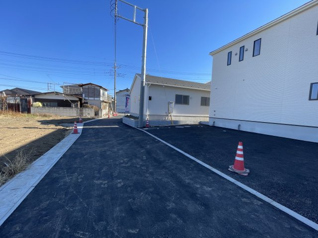 藤岡市岡之郷第２（全３棟）1号棟の前面道路含む現地写真